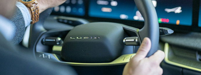 Eine kräftige Investition hilft Lucid dabei, zunächst über Wasser zu bleiben, doch es müssen weiterhin hohe Verluste verkraftet werden - Newsbeitrag